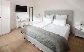 Küsten Suite West seitliche Wasserlage, 1 Balkon, 90qm
